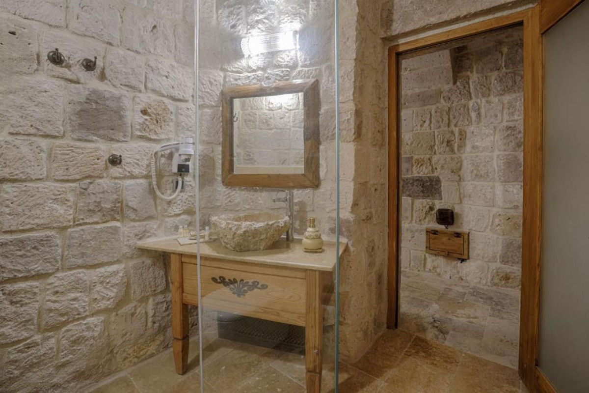 Hera Cave Suites