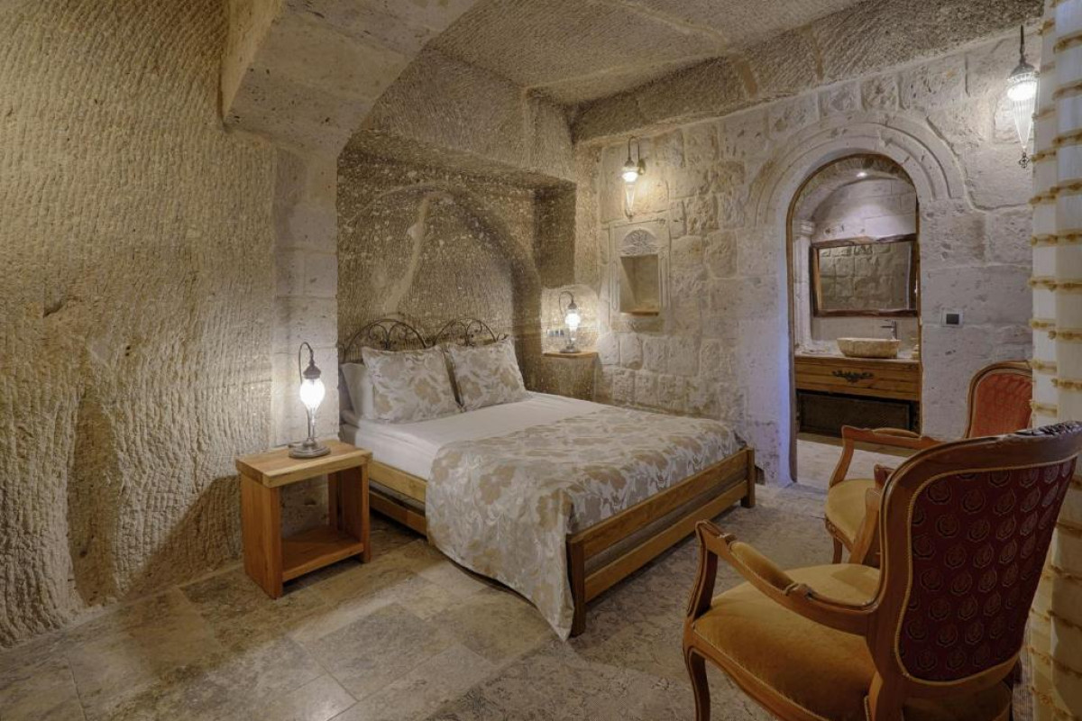 Hera Cave Suites