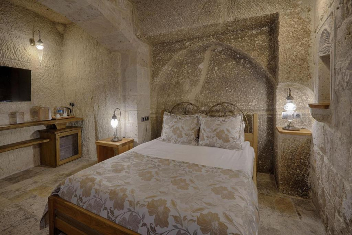 Hera Cave Suites
