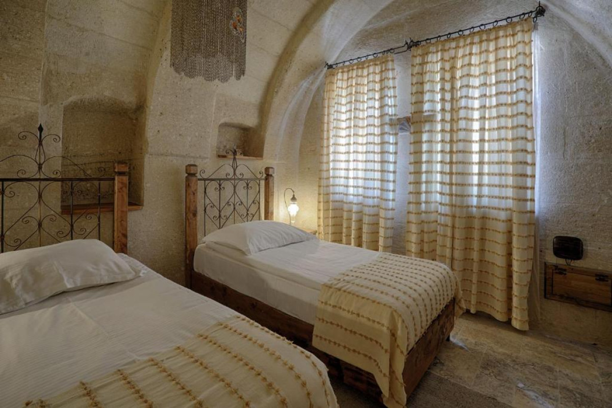 Hera Cave Suites