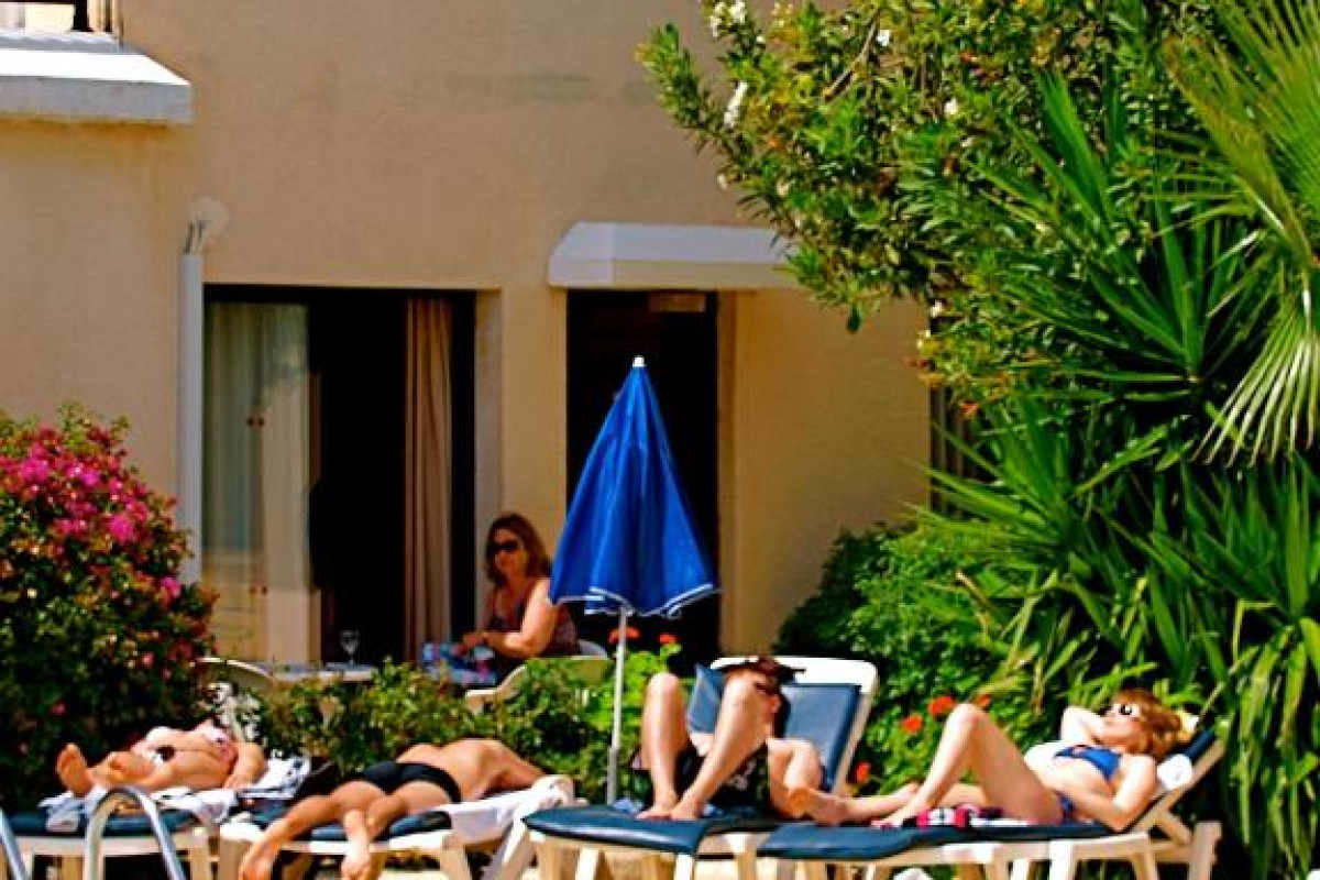 Hilltop Gardens Hotel Apartments