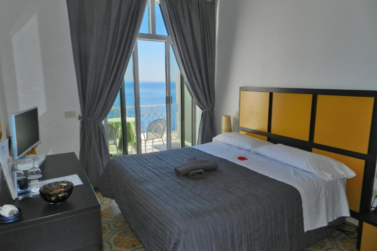 Holiday Hotel