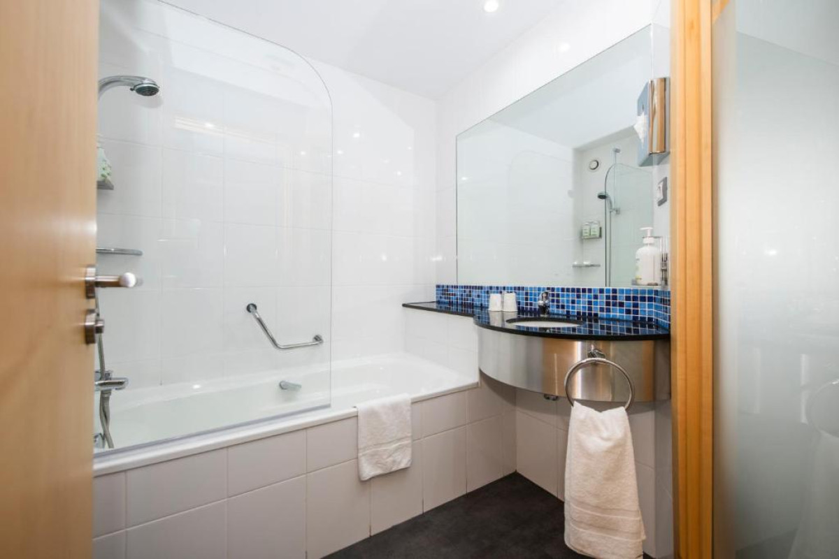 HOLIDAY INN EXPRESS BARCELONA CITY 22