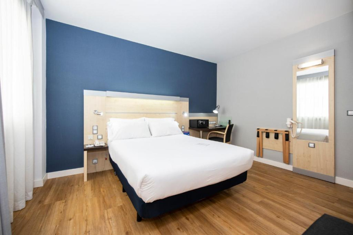 HOLIDAY INN EXPRESS BARCELONA CITY 22