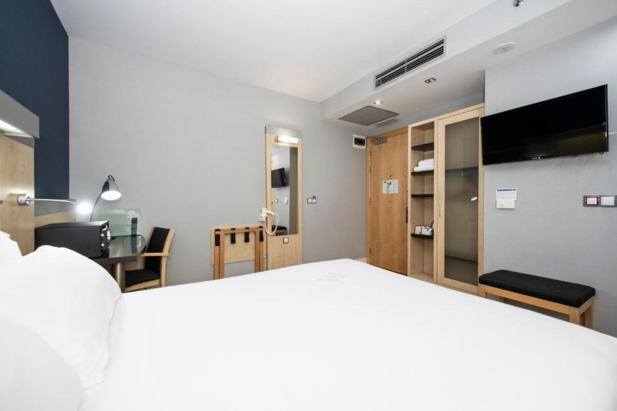 HOLIDAY INN EXPRESS BARCELONA CITY 22