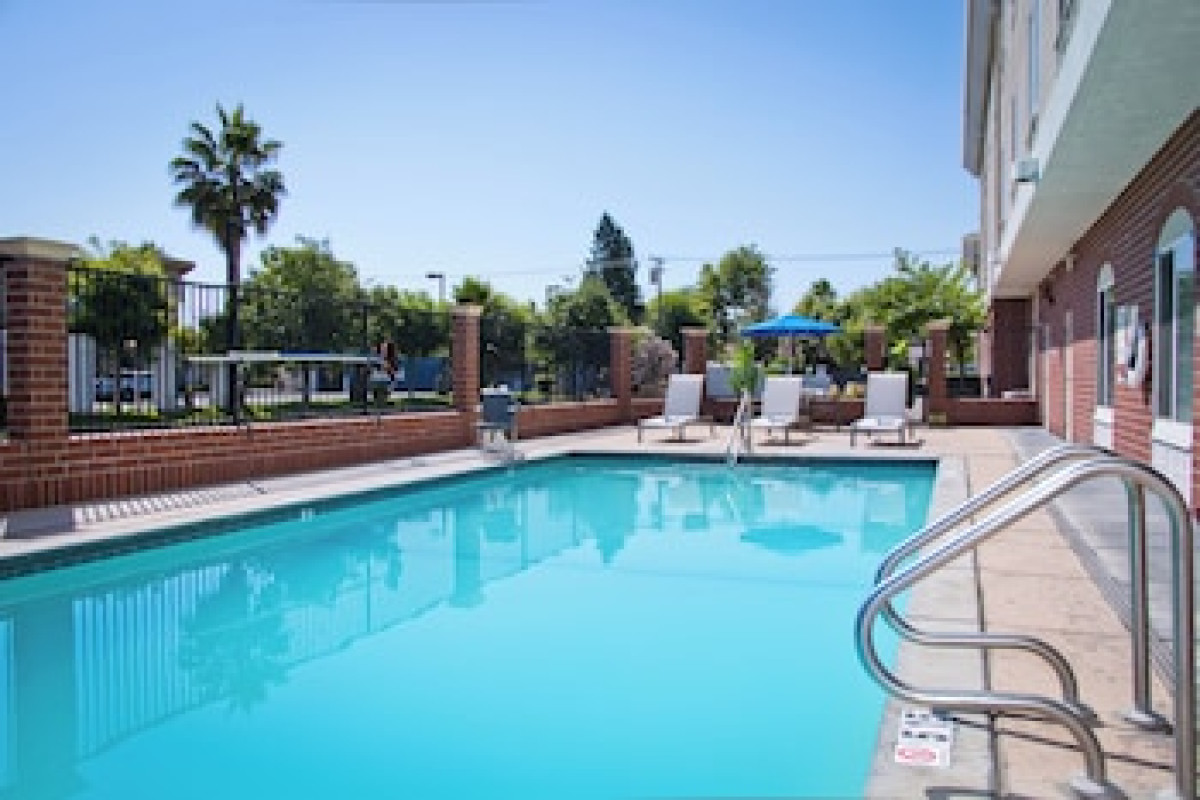 HOLIDAY INN EXPRESS HOTEL & SUITES SACRAMENTO NE CAL EXPO