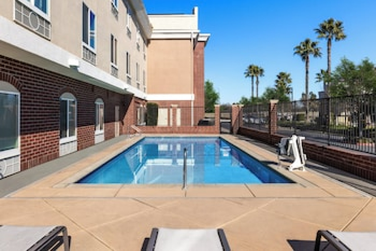 HOLIDAY INN EXPRESS HOTEL & SUITES SACRAMENTO NE CAL EXPO