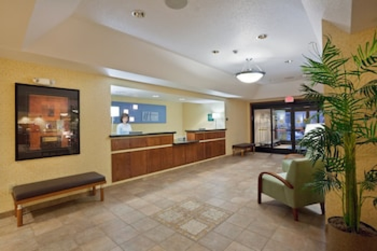 HOLIDAY INN EXPRESS KANSAS CITY - AT THE LEGENDS