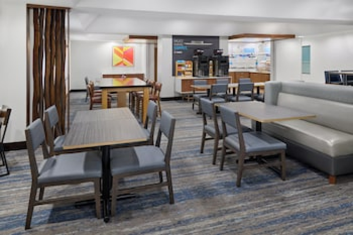 HOLIDAY INN EXPRESS KANSAS CITY - AT THE LEGENDS
