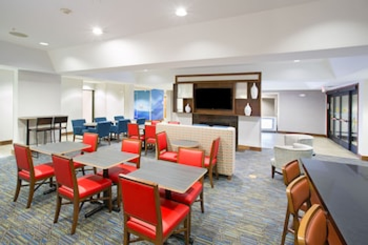HOLIDAY INN EXPRESS KANSAS CITY - AT THE LEGENDS