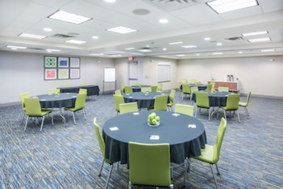 HOLIDAY INN EXPRESS KANSAS CITY - AT THE LEGENDS