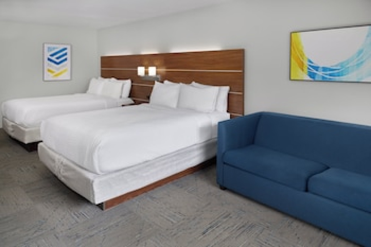 HOLIDAY INN EXPRESS KANSAS CITY - AT THE LEGENDS