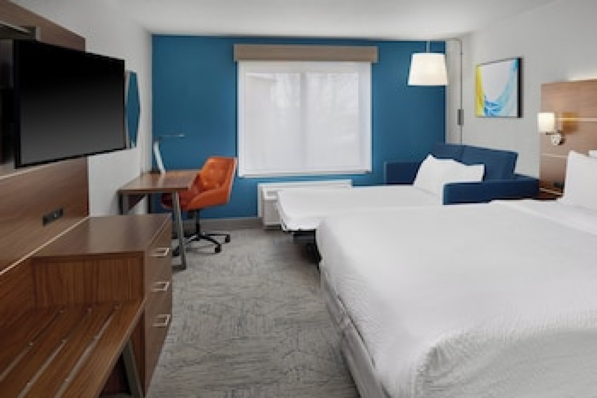 HOLIDAY INN EXPRESS KANSAS CITY - AT THE LEGENDS