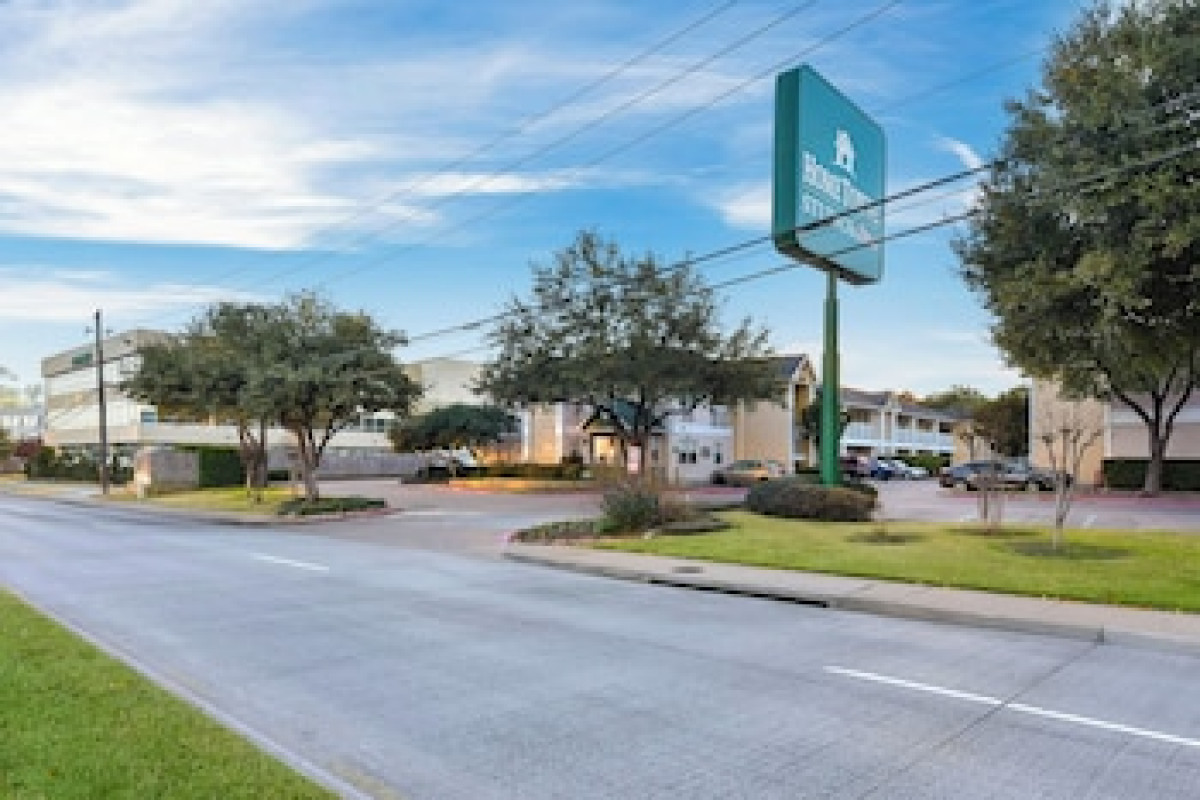 HOMETOWNE STUDIOS BY RED ROOF DALLAS - NORTH ADDISON/ TOLLWAY