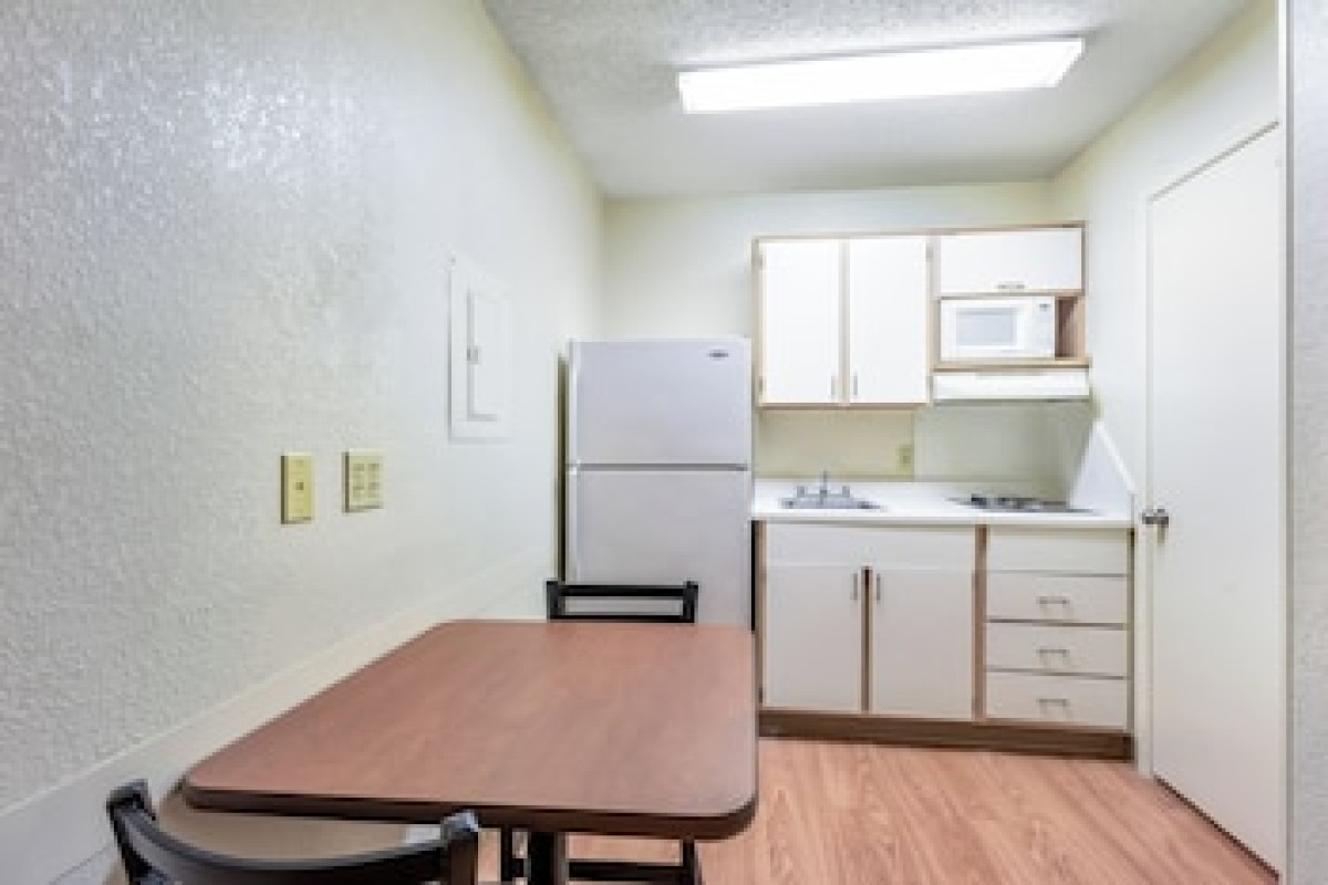 HOMETOWNE STUDIOS BY RED ROOF DALLAS - NORTH ADDISON/ TOLLWAY