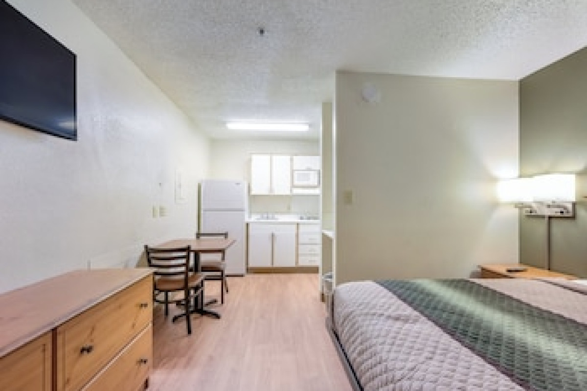 HOMETOWNE STUDIOS BY RED ROOF DALLAS - NORTH ADDISON/ TOLLWAY