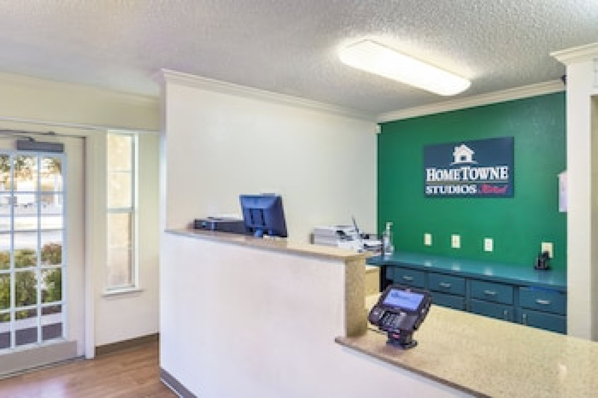 HOMETOWNE STUDIOS BY RED ROOF DALLAS - NORTH ADDISON/ TOLLWAY