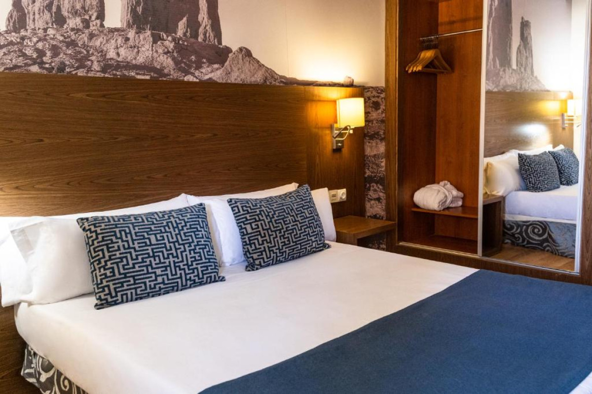 HOTEL ADONIS PLAZA