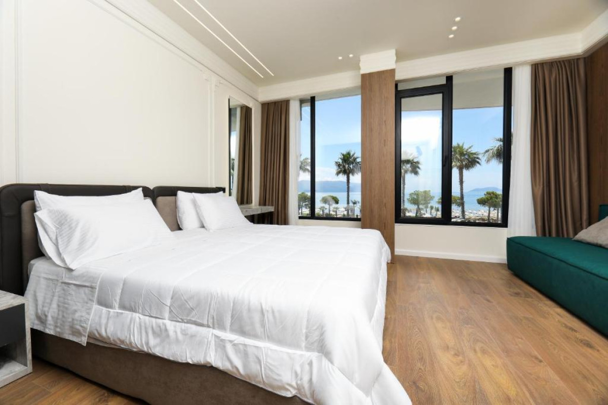 Hotel Adore