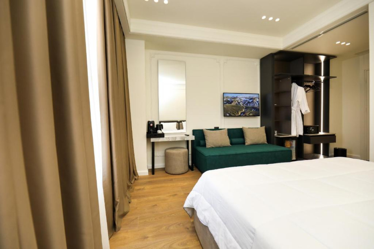 Hotel Adore