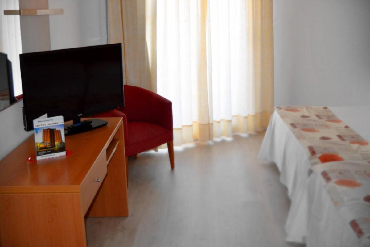 Hotel Alone