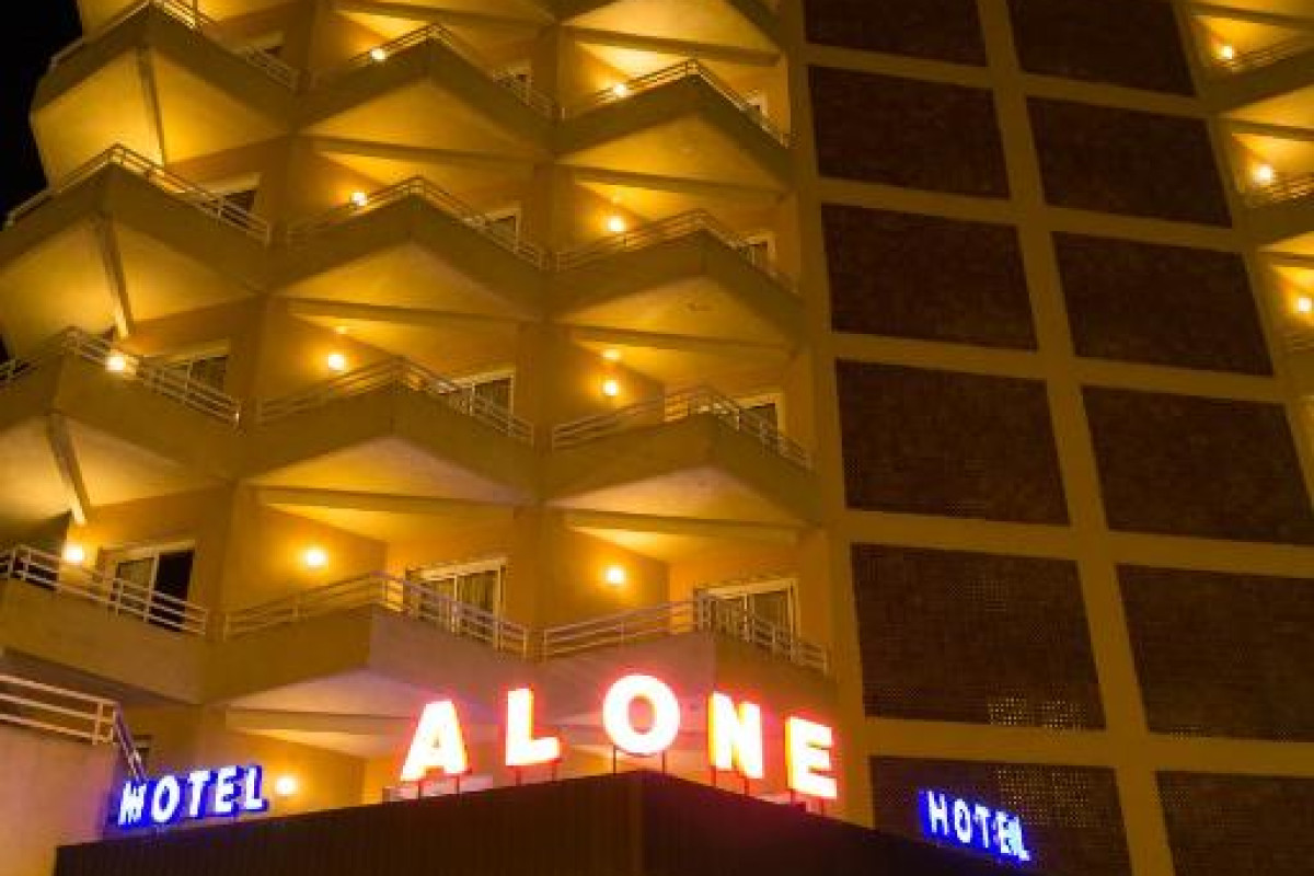 Hotel Alone