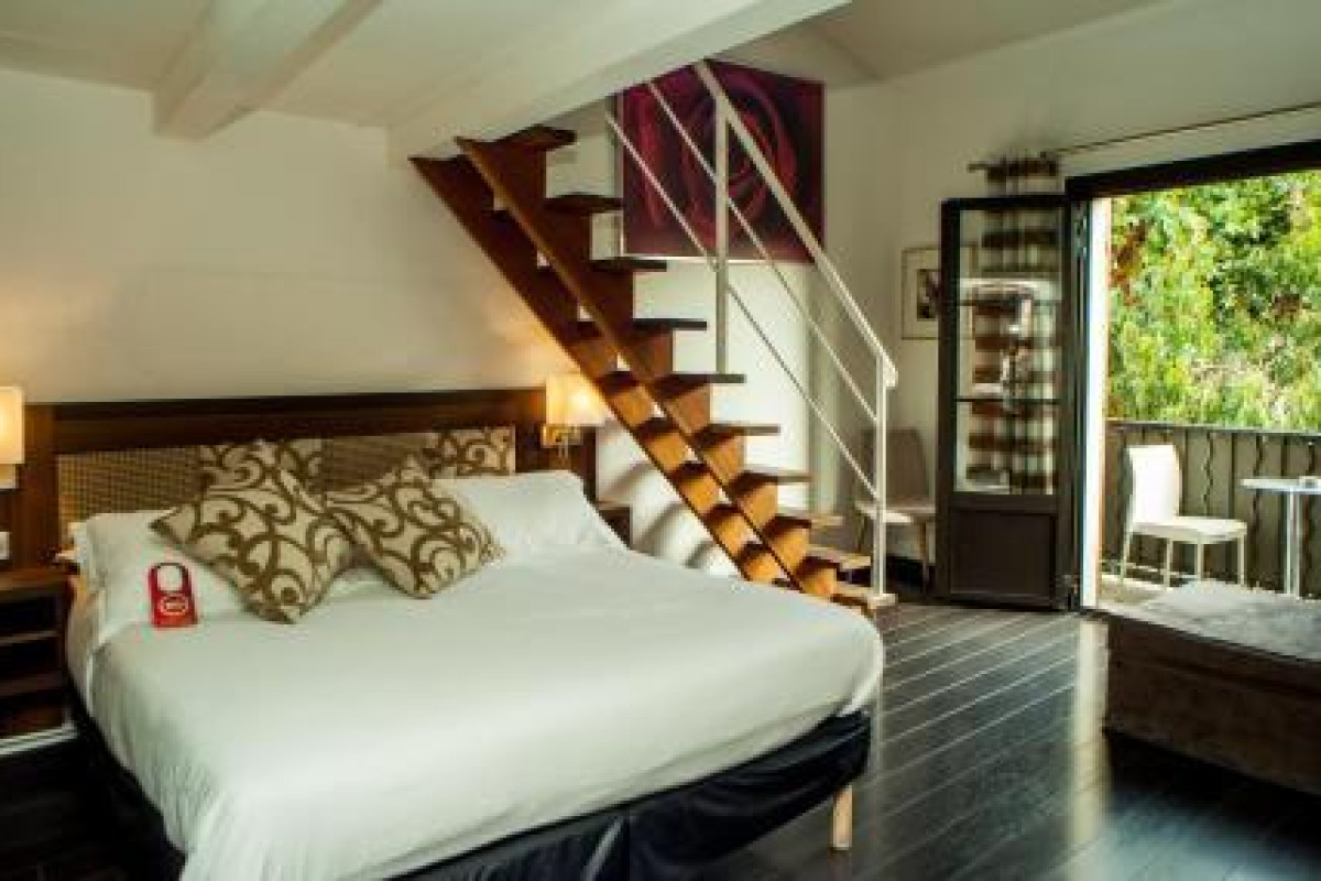 Hotel B Lodge
