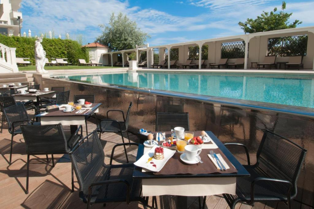 Hotel Carducci 76
