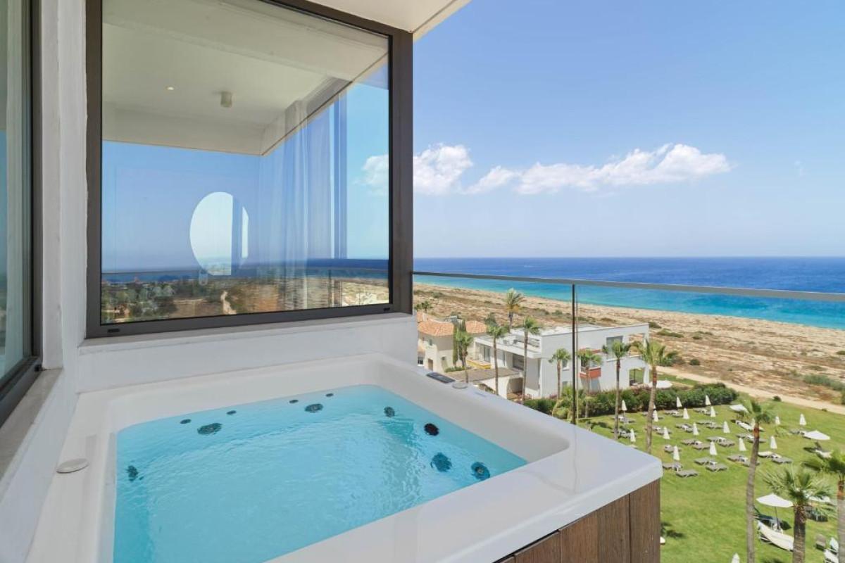 Hotel Leonardo Crystal Cove – Adults Only