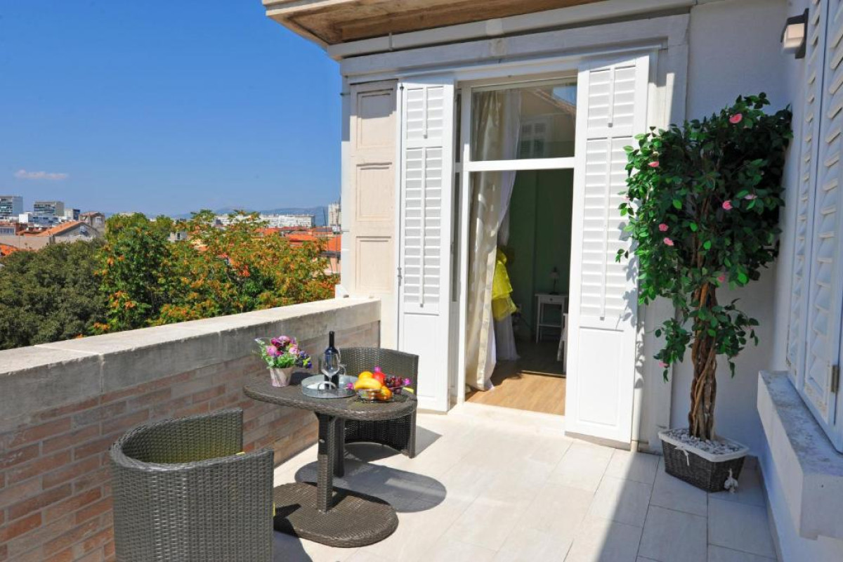Hotel Nirvana Luxury Rooms