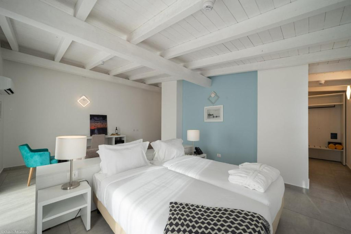 Hotel Oasis White