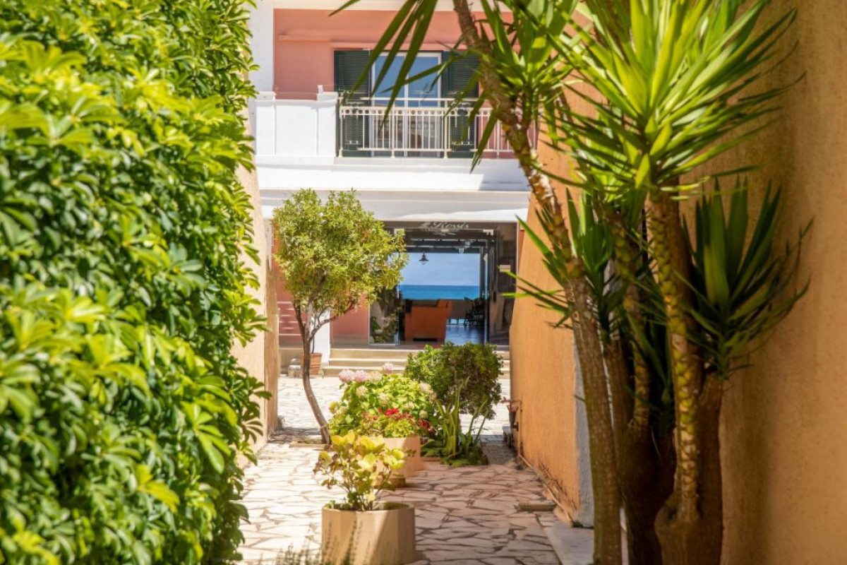 Rossis Beach Hotel