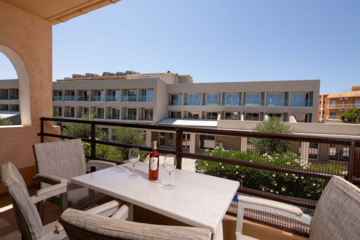 Rossis Beach Hotel