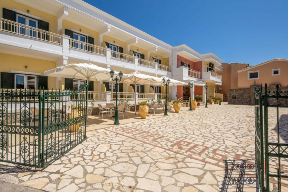 Rossis Beach Hotel