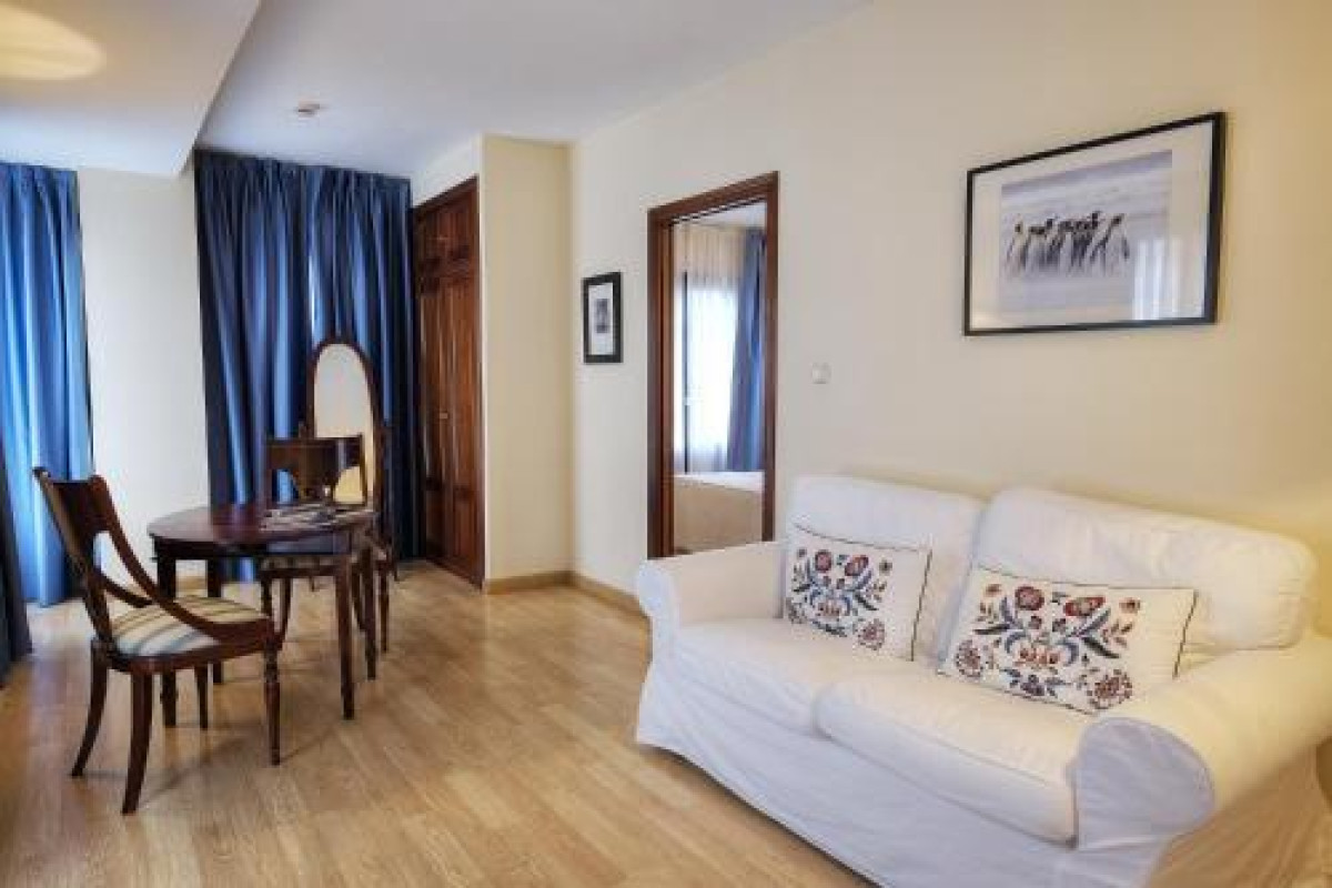 Hotel Y Apartamentos Arias