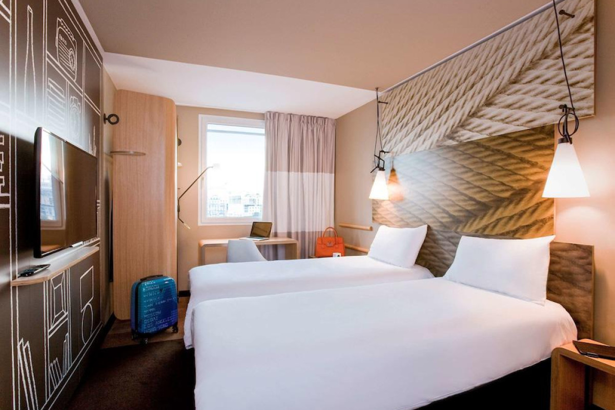 IBIS PARIS PORTE DE CLICHY CENTRE