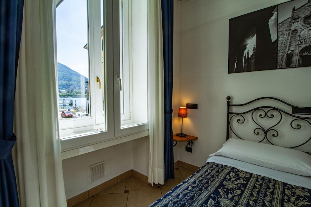 IN RIVA AL LAGO