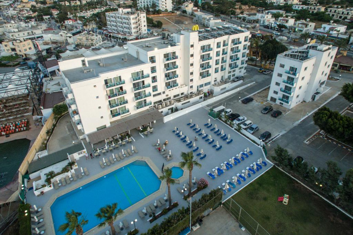 KAPETANIOS BAY