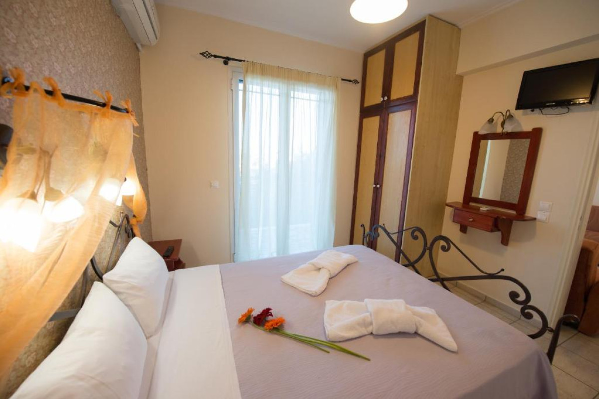 Kastro Maisonettes With Private Pool (F)