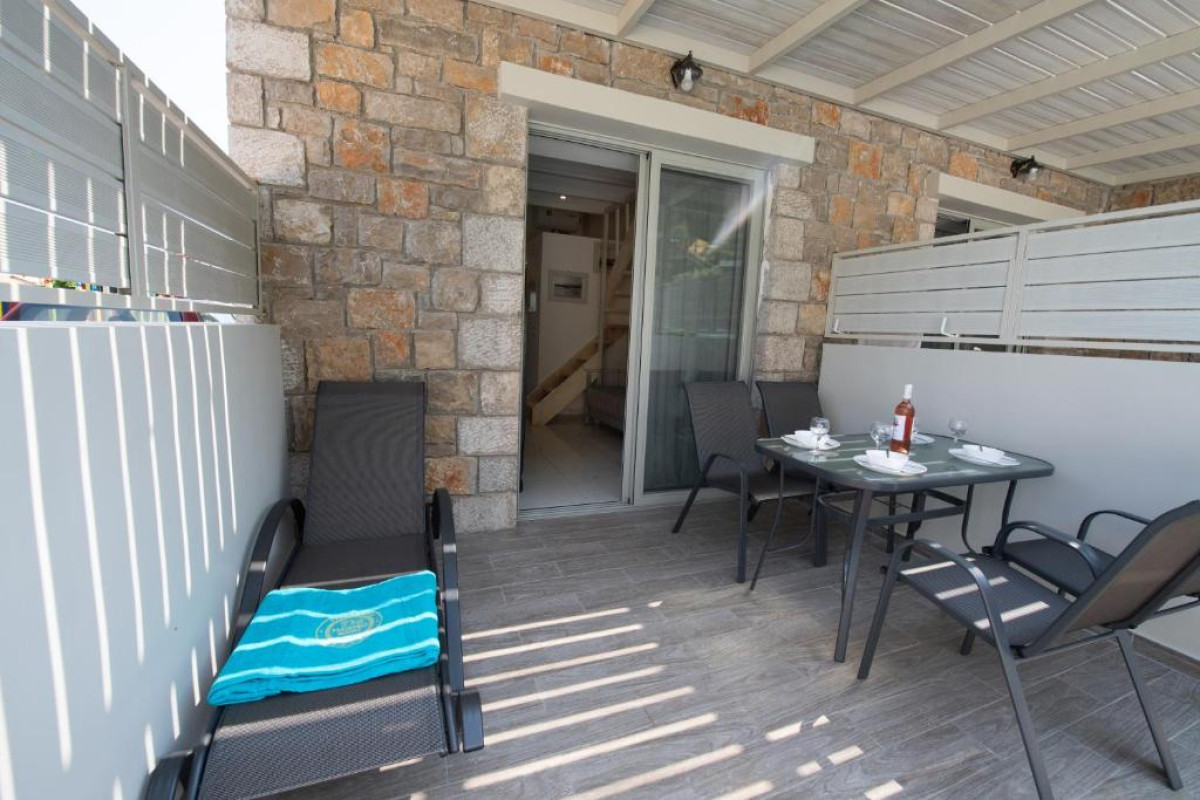 Kastro Maisonettes With Private Pool (F)