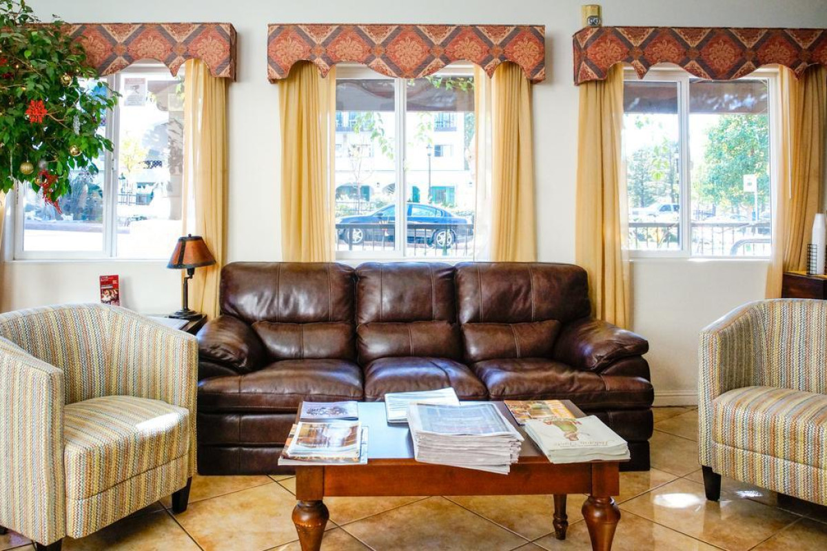 Lamplighter Inn & Suites