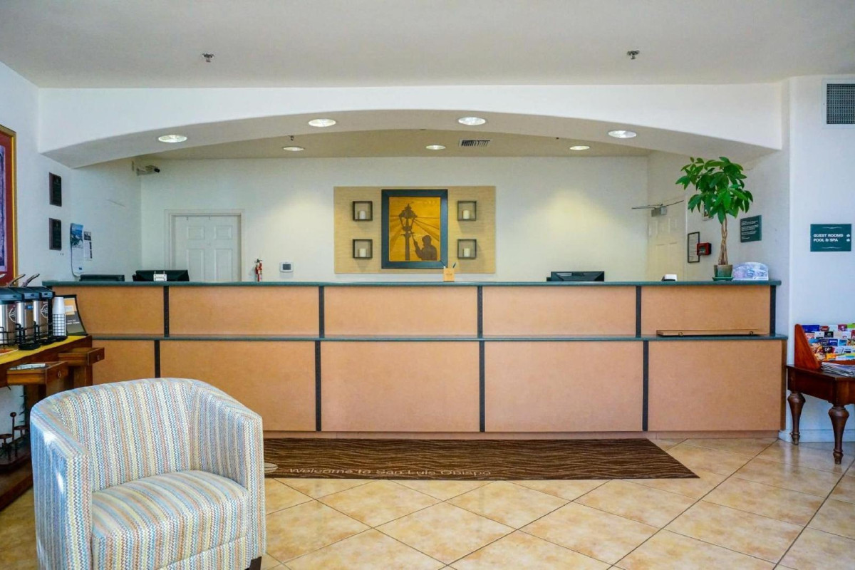 Lamplighter Inn & Suites