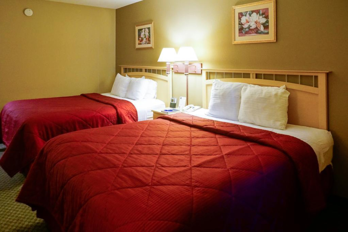 Lamplighter Inn & Suites