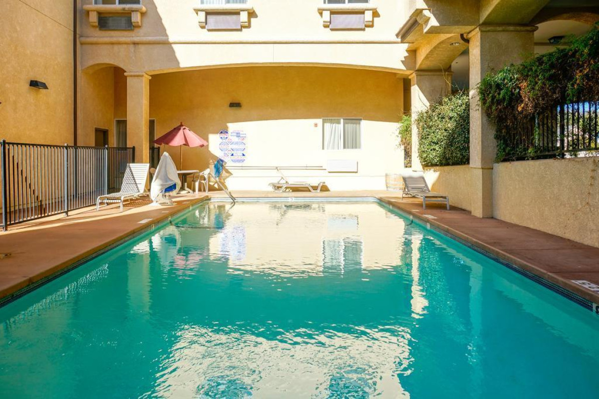 Lamplighter Inn & Suites