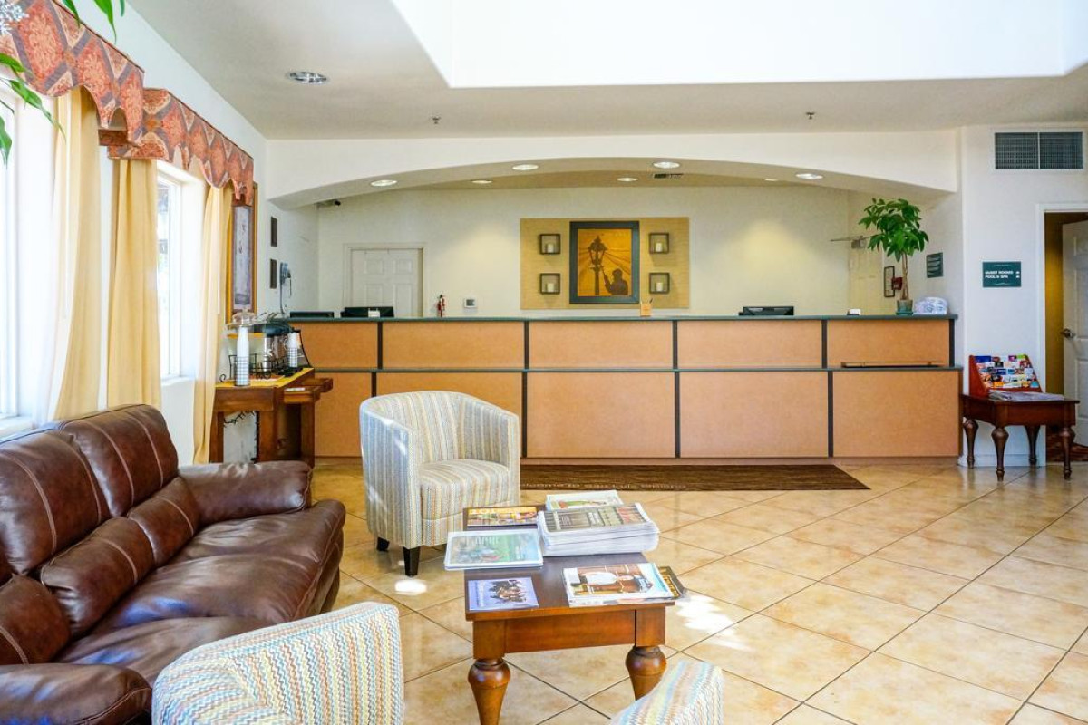 Lamplighter Inn & Suites