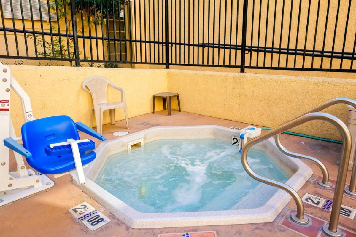 Lamplighter Inn & Suites