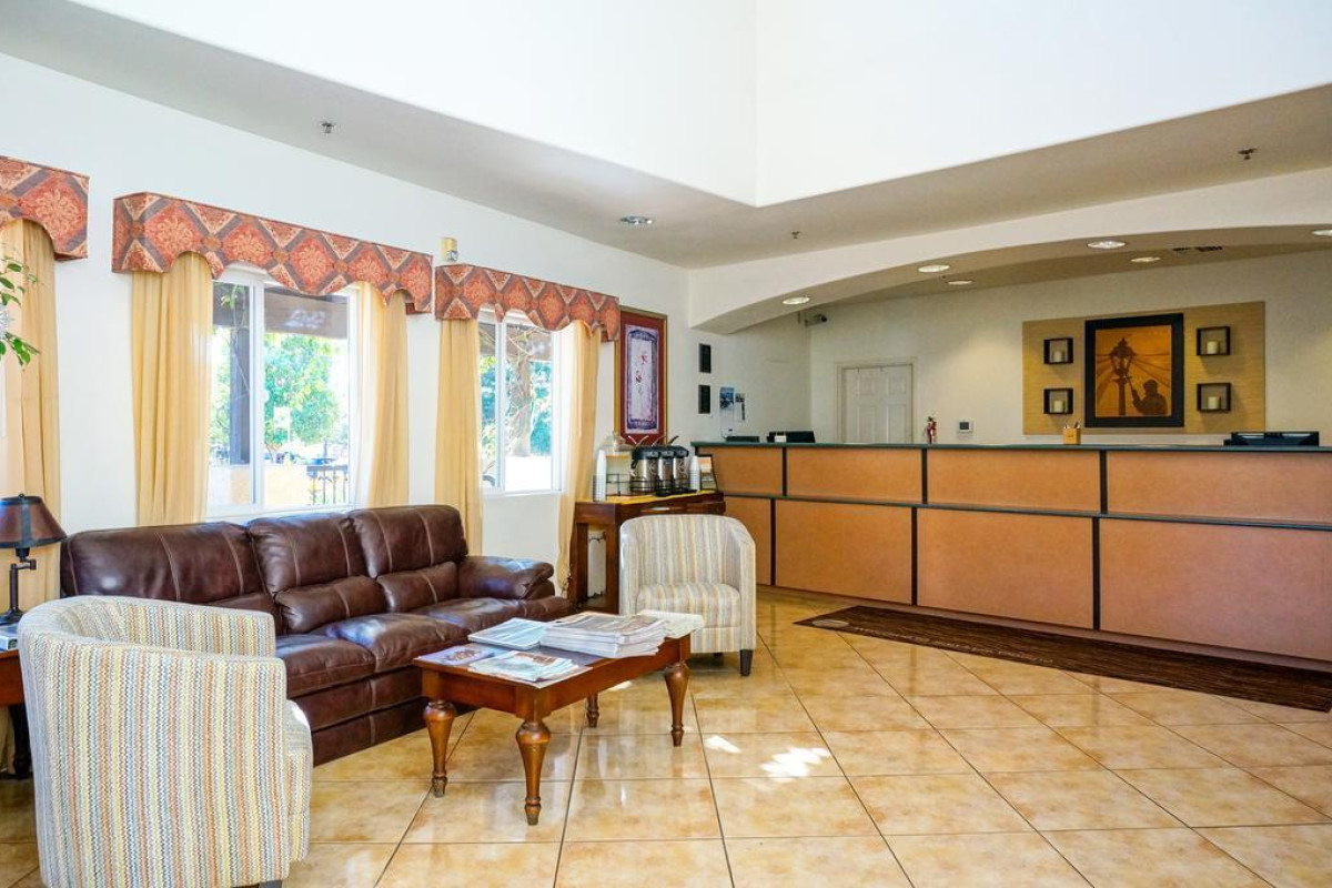 Lamplighter Inn & Suites