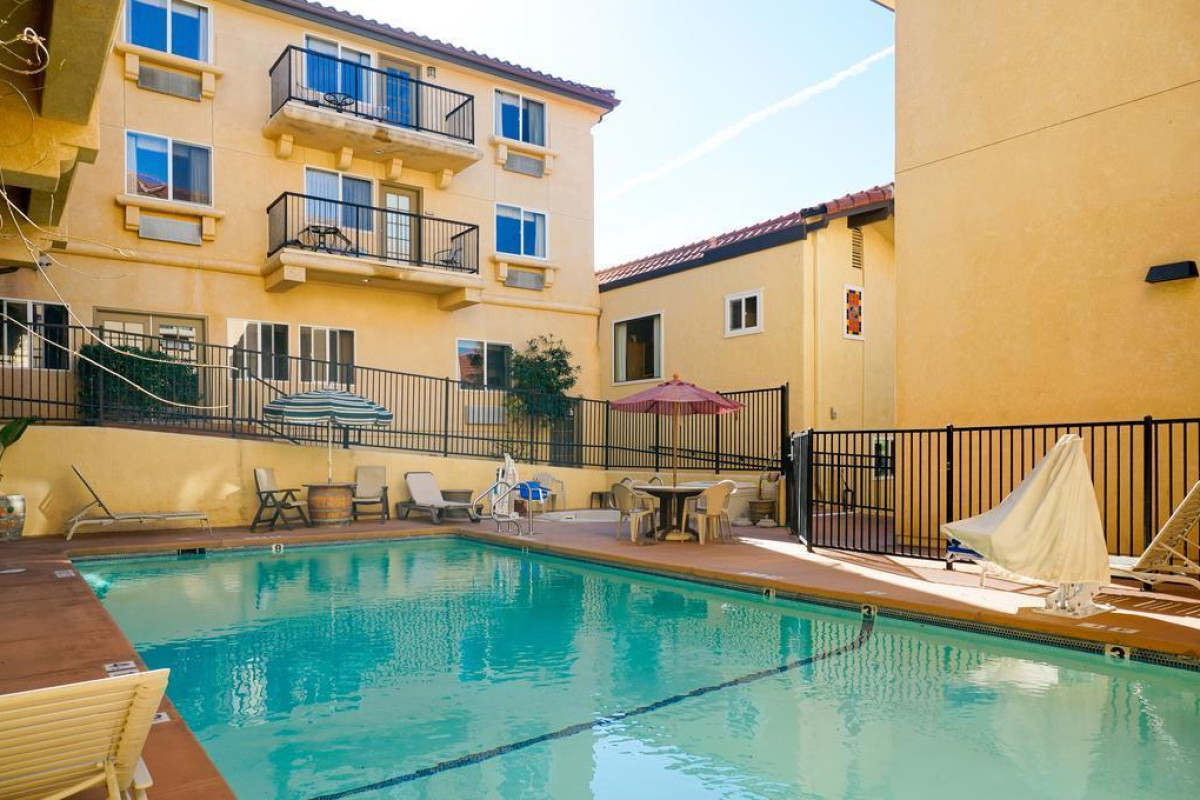 Lamplighter Inn & Suites