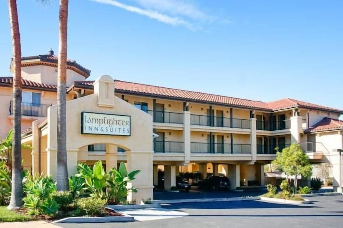 Lamplighter Inn & Suites