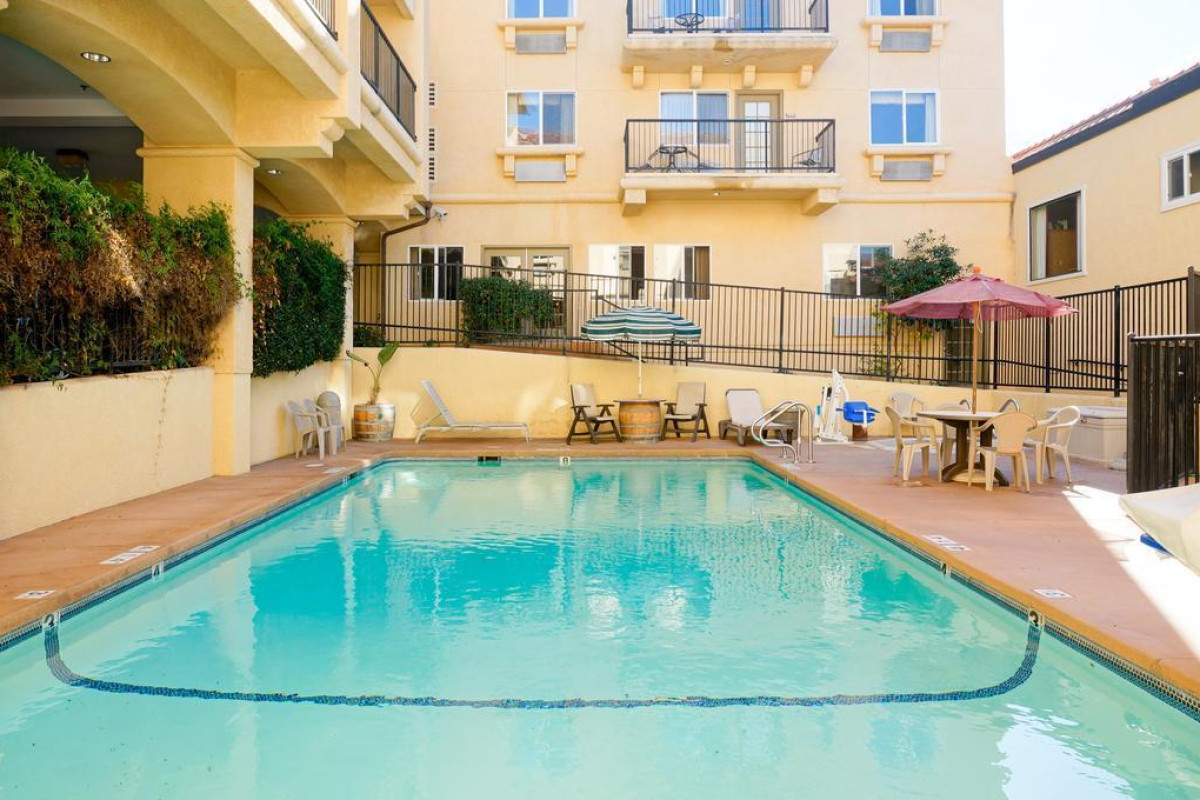 Lamplighter Inn & Suites